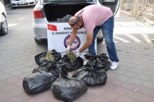 Otomobilden 25 kilo esrar &ccedil;ıktı