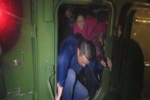 K&ouml;pr&uuml;de mahsur kalan 27 iş&ccedil;i, askeri zırhlı ara&ccedil;la kurtarıldı