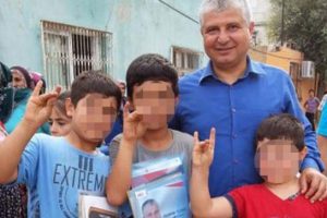 Yardımın ardından 'bozkurt' işareti