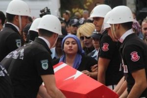 Adana'da şehit polislerin t&ouml;reninde tepki