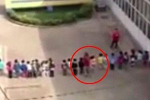 Anaokulu &ouml;ğrencilerini sıra dayağından ge&ccedil;irdi