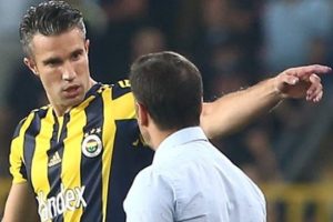 Hocası, kimin patron olduğunu Persie'ye g&ouml;stermek istedi