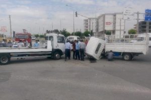 Kahta'da otomobil ile kamyonet &ccedil;arpıştı: 6 yaralı