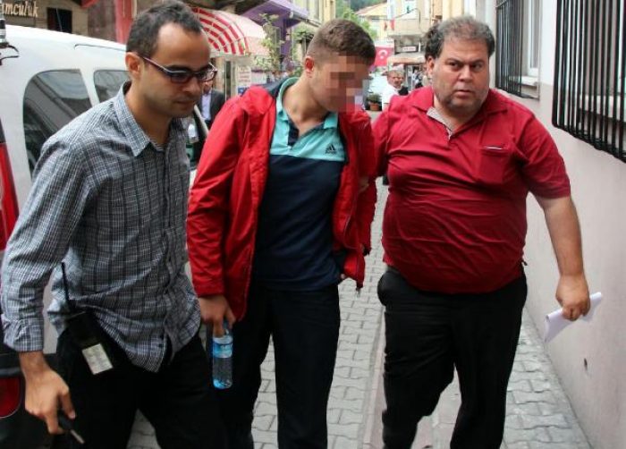 Lisede sınıf başkanı, sınıfa girmeyen &ouml;ğrenciyi bı&ccedil;akladı