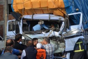 TIR'a arkadan &ccedil;arpan kamyonun s&uuml;r&uuml;c&uuml;s&uuml; &ouml;ld&uuml;