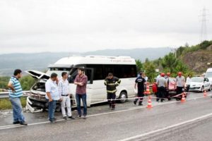 Yolcu minib&uuml;s&uuml; otomobille &ccedil;arpıştı: 9 yaralı