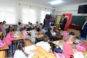 Bursa Osmangazi'de &ccedil;ocuklara &ccedil;anta dağıtıldı