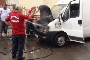 Adıyaman'da park halindeki minib&uuml;s yandı
