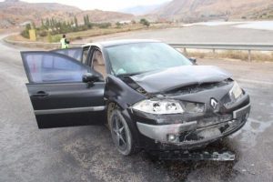 Suşehri'nde otomobiller &ccedil;arpıştı: 3 yaralı