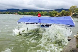 Şiddetli r&uuml;zgar Bursa'yı fena vurdu