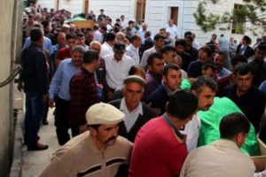 Ambulansın peşinden &ouml;l&uuml;me gittiler
