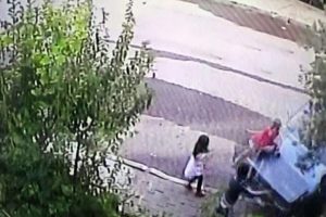 12 yaşındaki s&uuml;r&uuml;c&uuml;, kaldırımdaki &ccedil;ocuklara &ccedil;arptı