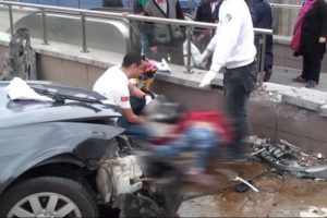 İstanbul'da feci kaza: 2 &ouml;l&uuml;