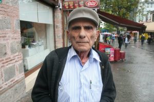 Bursa'da emekli &ouml;ğretmeni esnaf kurtardı