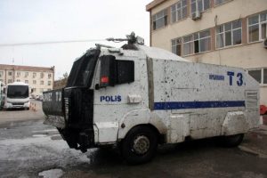 TOMA'ya el yapımı bomba atıldı