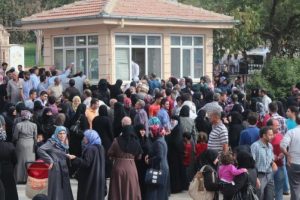 Suriyeliler'in 50 liralık yardım izdihamı