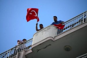 Adana'da işten atılan işçiler dama çıktı