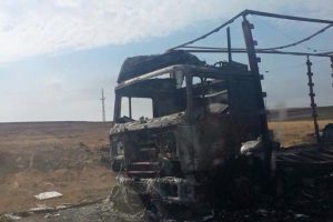 Mobilya y&uuml;kl&uuml; TIR tamamen yandı