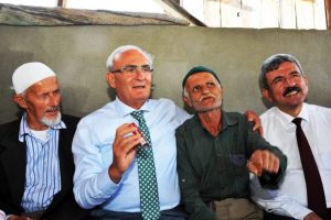 Sigarayı bırakan k&ouml;yl&uuml;ye takım elbise verilecek