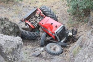 Trakt&ouml;r 50 metrelik u&ccedil;uruma yuvarlandı