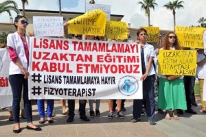 Fizyoterapistler &ouml;nl&uuml;k atarak Y&Ouml;K'&uuml; protesto etti