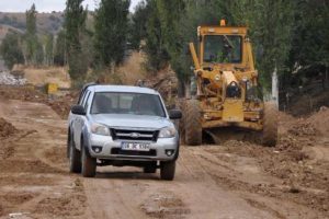 Yağmur yağınca ara&ccedil;lar &ccedil;amura saplandı