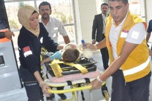 1.5 yaşındaki &ccedil;ocuk, 2'nci kattan d&uuml;şt&uuml;