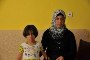 Serbest kalan iş&ccedil;inin evinde b&uuml;y&uuml;k sevin&ccedil;