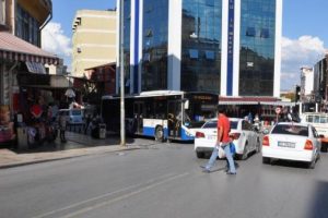 Otob&uuml;s&uuml; kaldıran vatandaşlar yaralıyı kurtardı