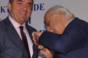 Bakan Avcı kapalı ceket cebini bı&ccedil;akla a&ccedil;tı