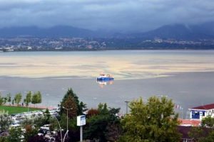 Şiddetli yağış İzmit K&ouml;rfezi'nin rengini değiştirdi