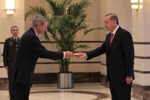 B&uuml;y&uuml;kel&ccedil;i Erdoğan'a g&uuml;ven mektubunu sundu