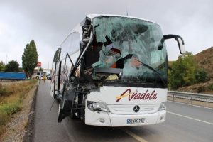 Yolcu otob&uuml;s&uuml;yle kamyon &ccedil;arpıştı: 10 yaralı