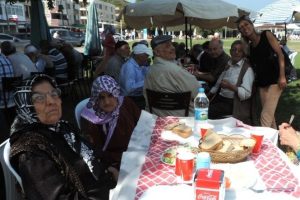 Bursalı huzurevi sakinleri moral depoladı
