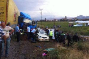TIR ile otomobil &ccedil;arpıştı: 4 &ouml;l&uuml;