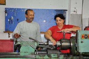 Bursa'da bir &ccedil;ocuk annesi kadın eşine yardıma gitti, kaynak ustası oldu