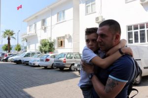 &Uuml;vey T&uuml;rk babasından g&uuml;&ccedil;l&uuml;kle ayrıldı