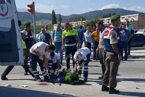 Trafiği d&uuml;zenleyen polise otomobil &ccedil;arptı