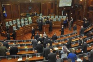 Kosova'da muhalefet partileri meclis k&uuml;rs&uuml;s&uuml;n&uuml; işgal etti