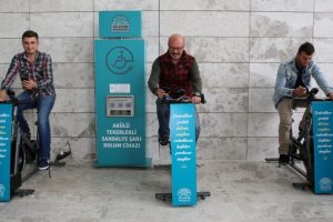 Nil&uuml;fer'de pedallar d&ouml;nd&uuml;k&ccedil;e  telefon şarjları doluyor