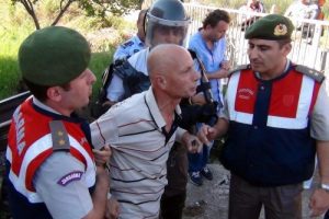 Samsun'da ka&ccedil;ak binalar yıkıldı