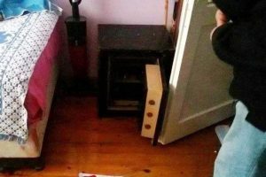Komşusu, yaşlı kadını &uuml;t&uuml; ile bayıltıp soydu