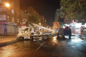 Ara&ccedil; yakan ter&ouml;ristler polise ateş a&ccedil;tı