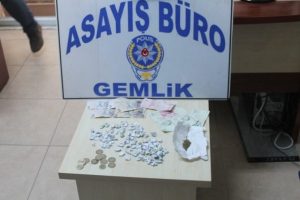 Bursa'da polisten uyuşturucuya su&ccedil;&uuml;st&uuml;