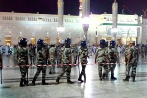 İranlıların mitingine karşı, Suudi polisi Mescid-i Nebevi'yi boşaltıyor