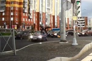Motosikletli s&uuml;r&uuml;c&uuml; takla attı