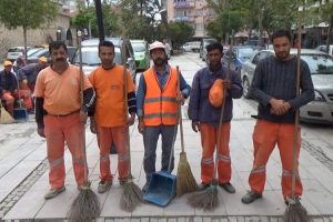 Bursa'da temizlik iş&ccedil;ilerinden vefa... Hem ağlattılar, hem oynattılar...