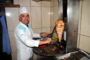 Hırsızı kovalayıp, 155 bin lira parayı kurtardı