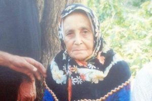 Yaşlı kadın evinin balkonuna kendini astı