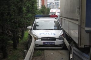 Polis aracı TIR'la bariyer arasında sıkıştı